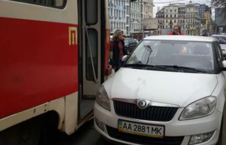 Столичний водій-жлоб заблокував рух трам…