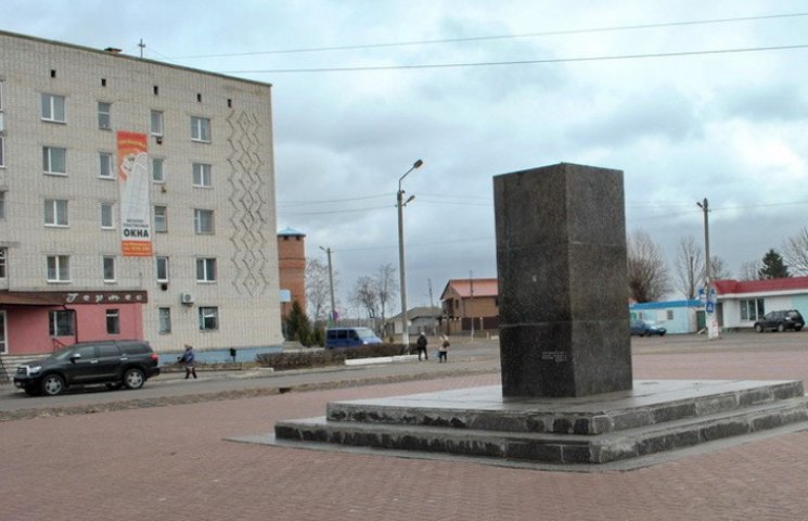 На місті пам’ятника Леніну у Ямполі зали…