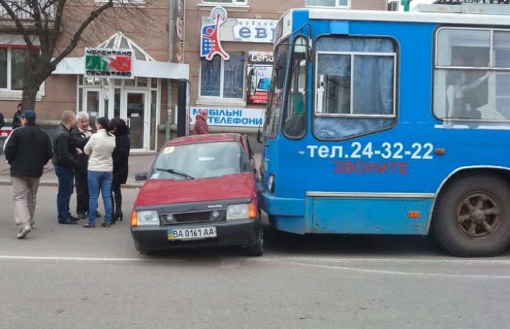 У центрі Кіровограда тролейбус врізався…