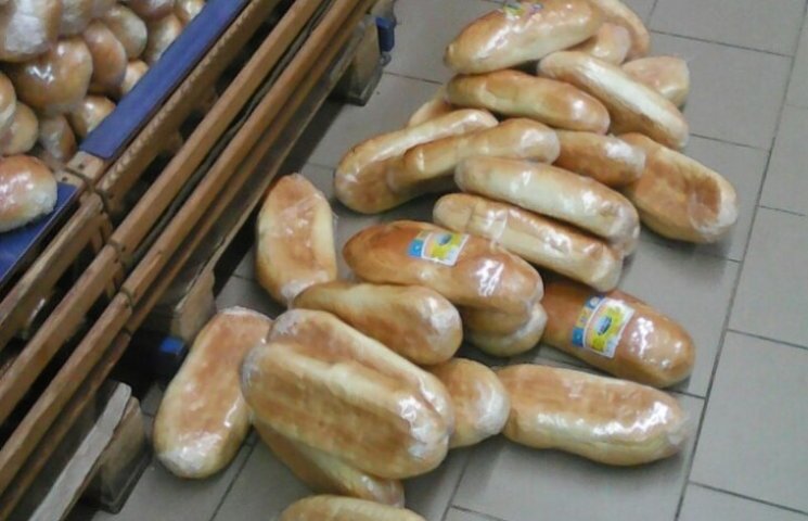 У миколаївському супермаркеті хліб валяє…