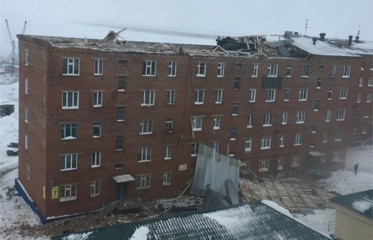 На России с жилого дома ветром сорвало к…