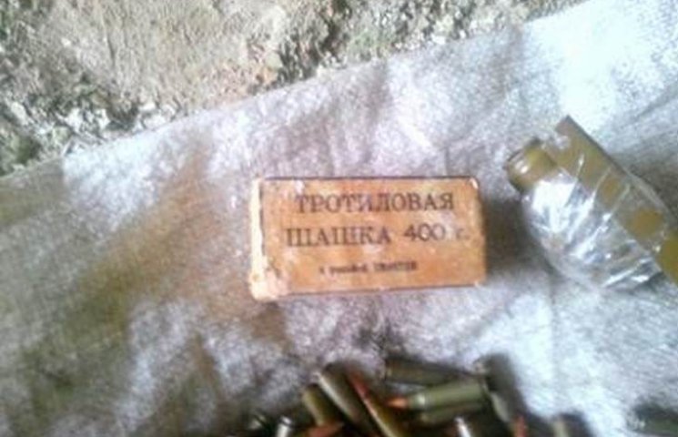 На Луганщині СБУ виявила схованку з трот…