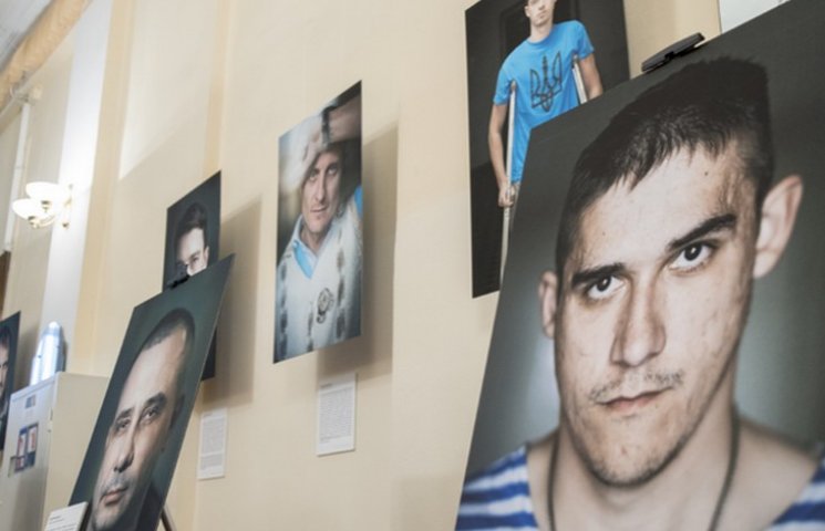 У Києві показали портрети добровольців і…