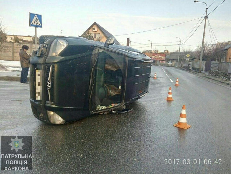 В Харькове водитель опрокинул джип на пу…