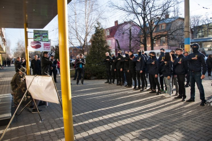 Черновчане протестовали под отделением р…