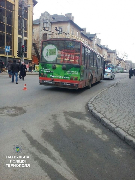 У Тернополі тролейбус збив підлітка…