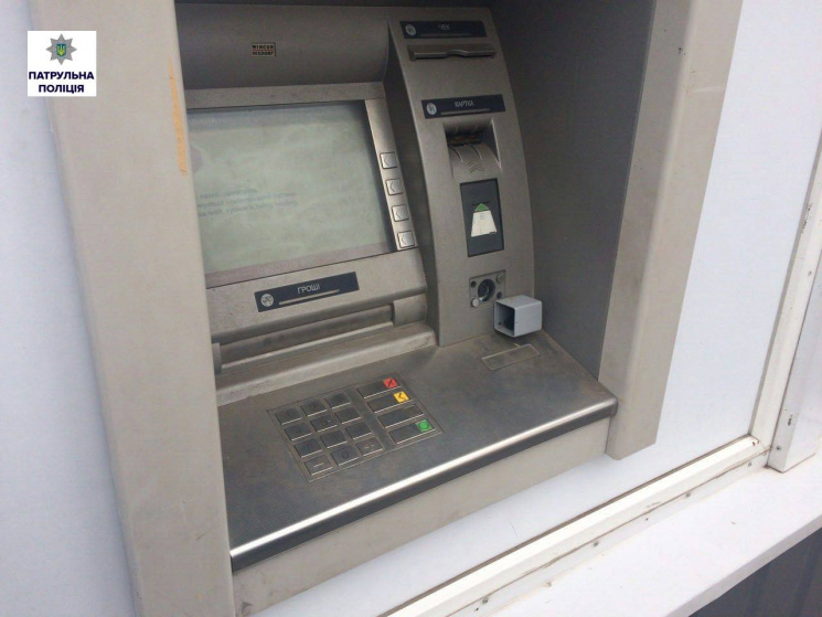 Миколаївець помітив на банкоматі підозрі…