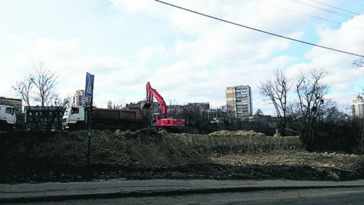 Как в Киеве гору сравняли с тротуаром…