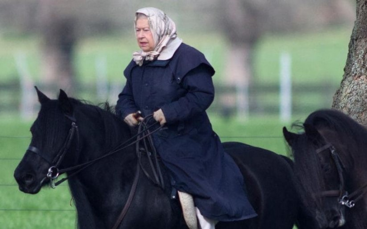 90-летняя королева Великобритании поката…