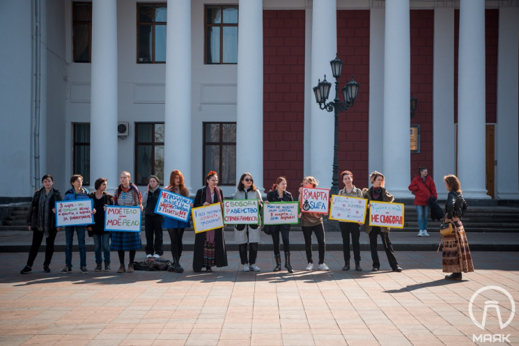 В Одессе феминистки провели митинг возле…