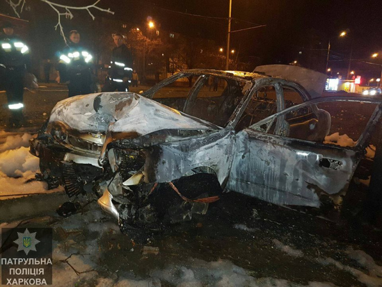 В Харькове легковушка вспыхнула от удара…
