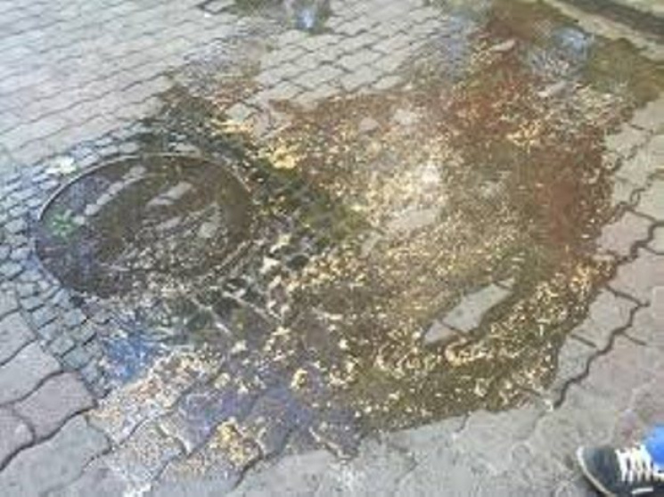 Ужгородську площу заливають каналізаційн…