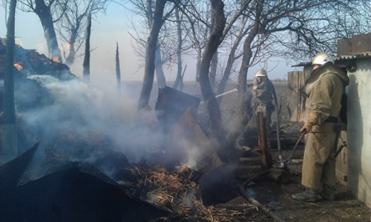 Пожежа в херсонському селі знищила 400 т…