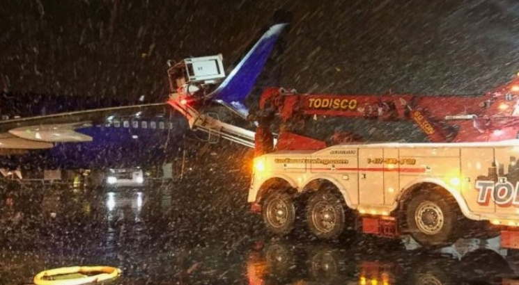 В аеропорту Бостона літак зіткнувся з ма…