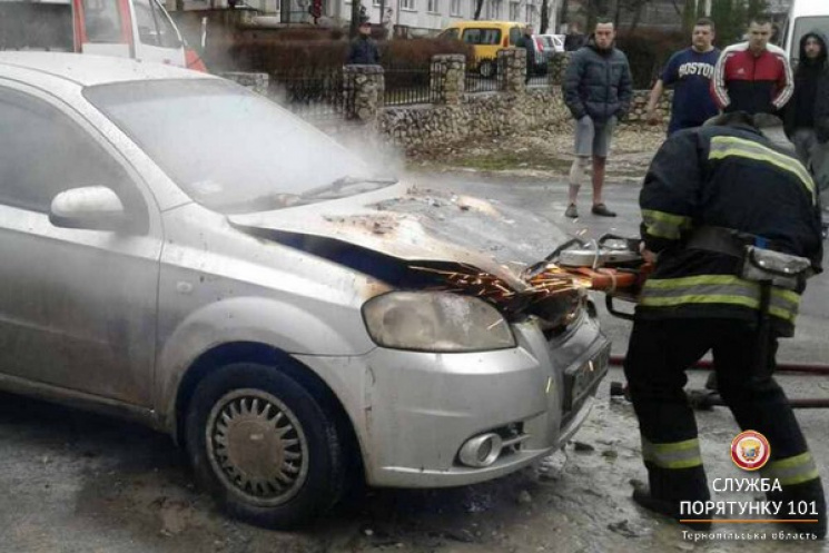 В середмісті Тернополя загорілася машина…
