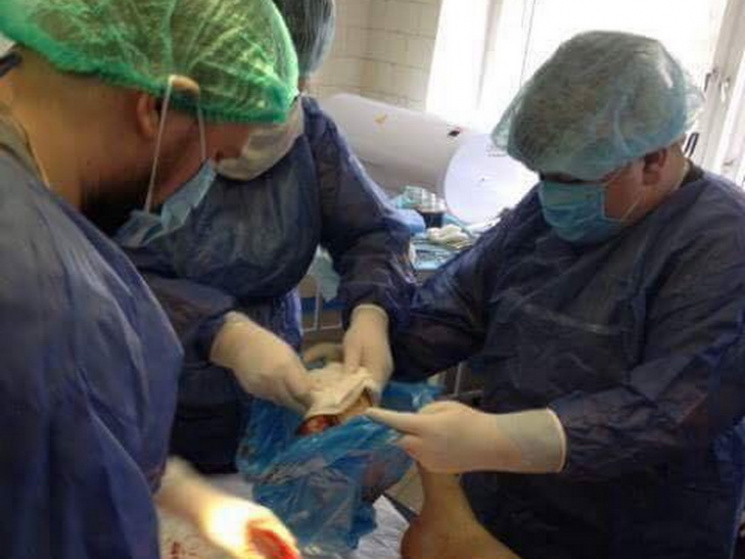 В АТО раненого бойца оперировали под све…