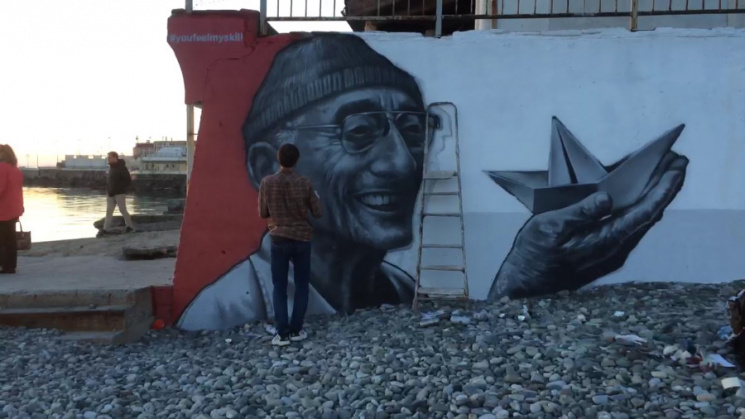 На Кубани стену городского пляжа украсил…