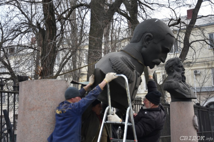 В Николаеве демонтировали памятник росси…