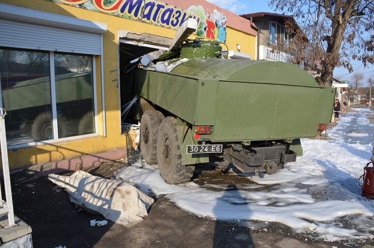 В Николаеве армейский бензовоз въехал в…