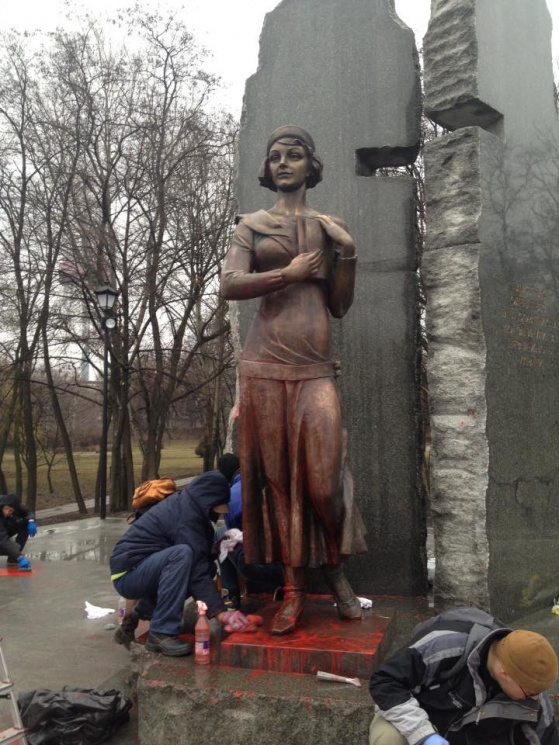 Активісти відчистили пам&#039;ятник Олен…