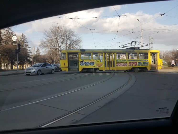 В Харькове трамвай слетел с путей и пере…