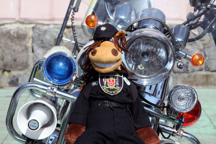 Іграшковий кінь-поліцейський поїхав з Ві…