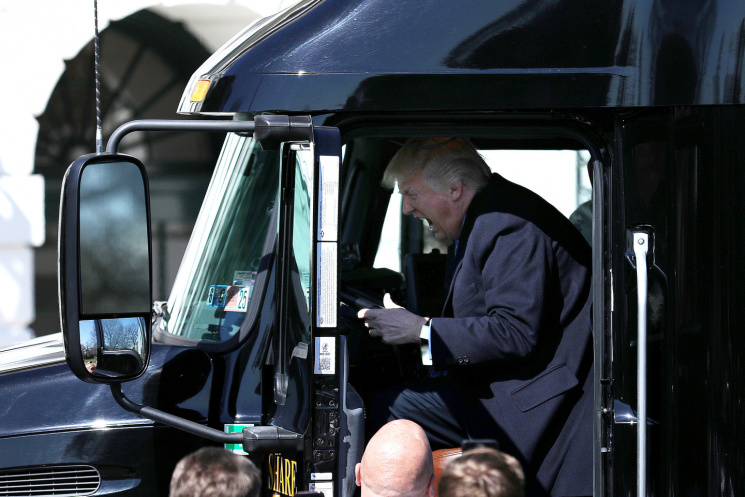 Трамп сів за кермо вантажівки…