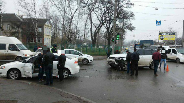 В Харькове иномарки не поделили перекрес…