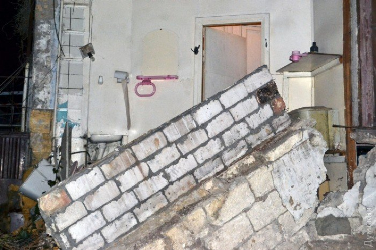 Вночі в Одесі обвалилася стіна житлового…