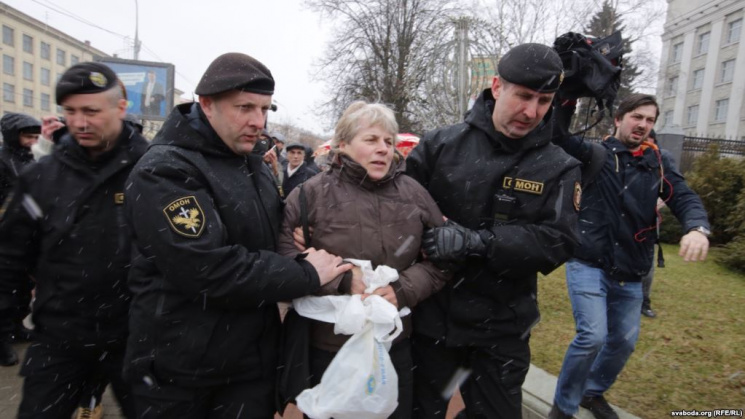 У Білорусі міліція наповнює автозаки зат…