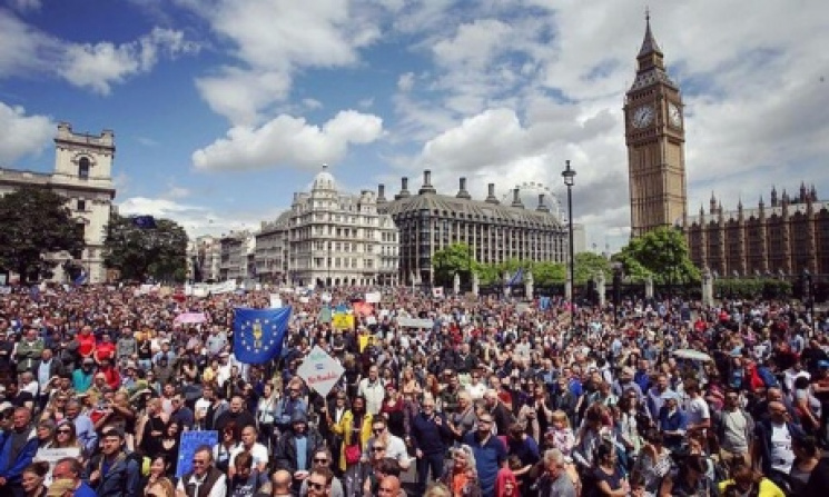 Тисячі британців вимагають зупинити Brex…