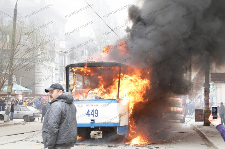У центрі Запоріжжя спалахнув трамвай пов…