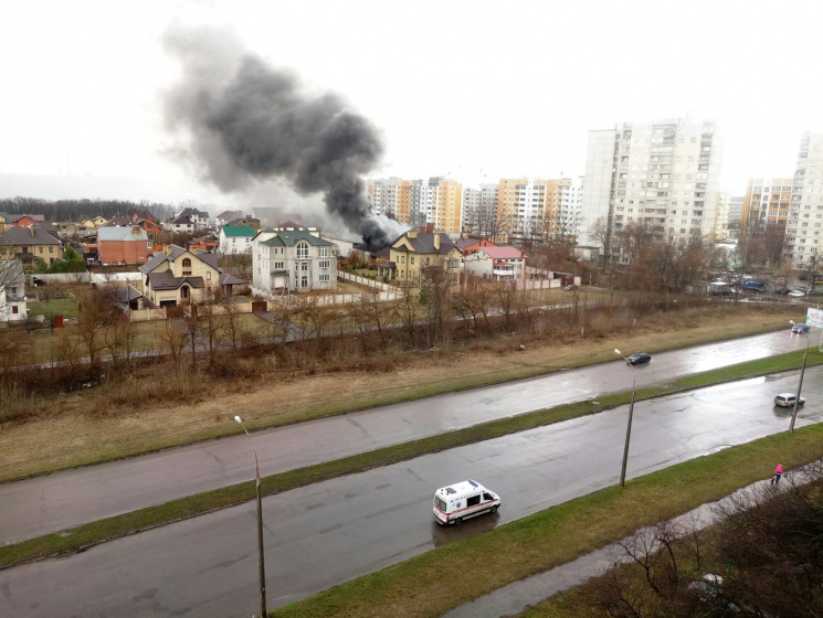 В Харькове 35 спасателей тушат горящий д…