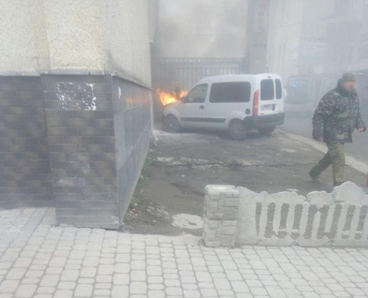 У Тернополі палаюче авто гасили патрульн…