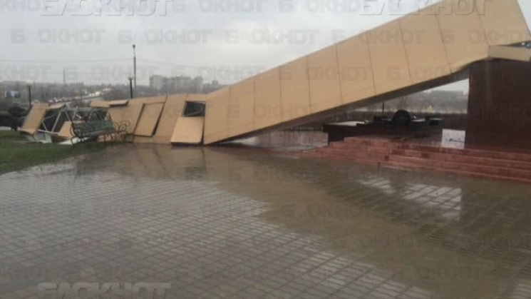 На Росії вітер звалив 22-метрову стелу т…