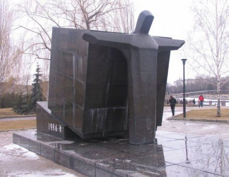 В Кропивницком возле памятника "Жертвам…