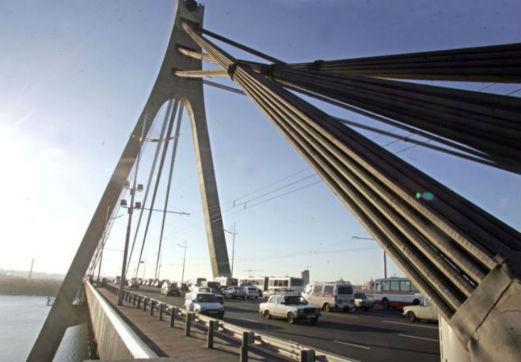 На Московському мосту в Києві обмежили р…