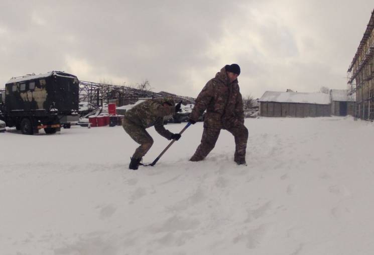 У Дніпрі бійці чистять сніг методом "лоп…
