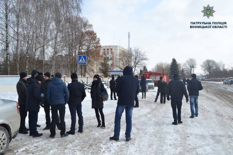 Вінницьких копів евакуювали через підозр…