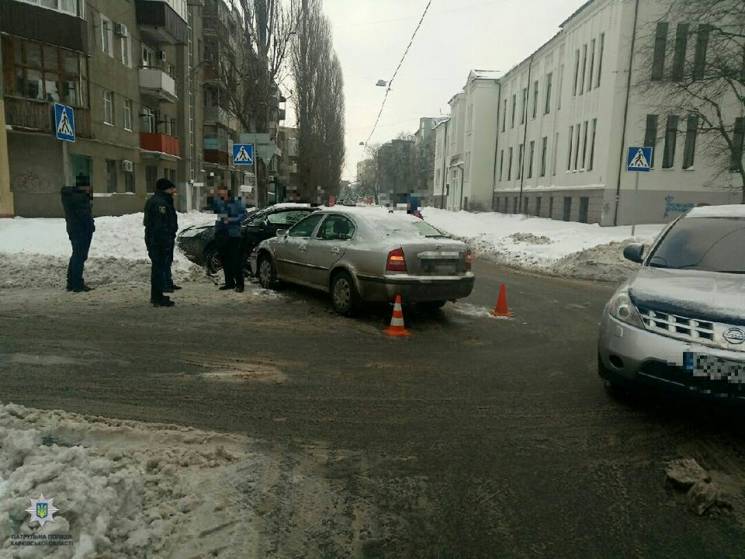 В центре Харькова дерзкий водитель Skoda…