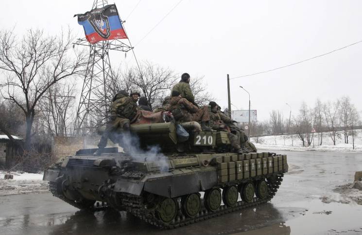 На Донбасі бойовики прицільно гатять з т…