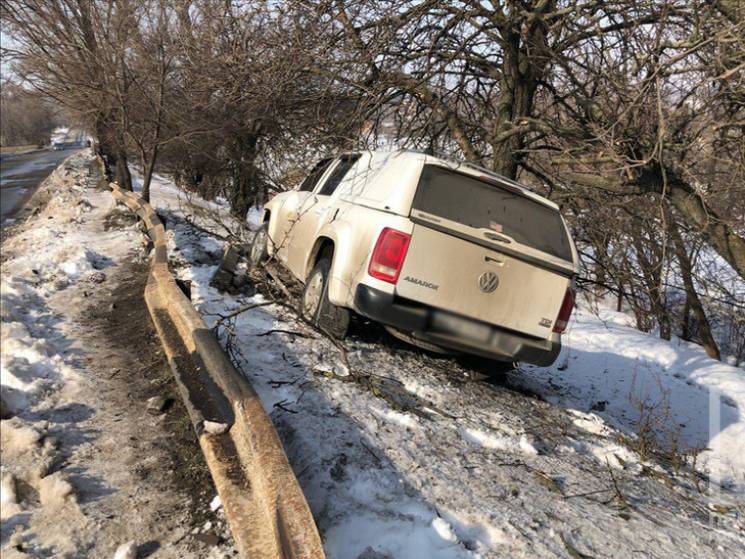 В Кривом Роге на скользкой дороге пикап…