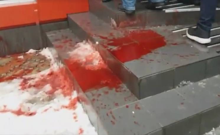 У Вінниці офіс БПП облили "кров&#039;ю"…