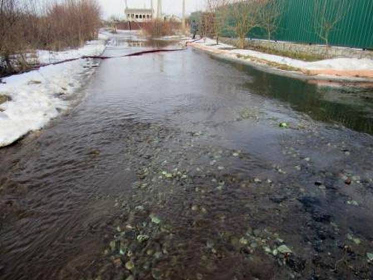 Талий сніг продовжує топити будинки та д…