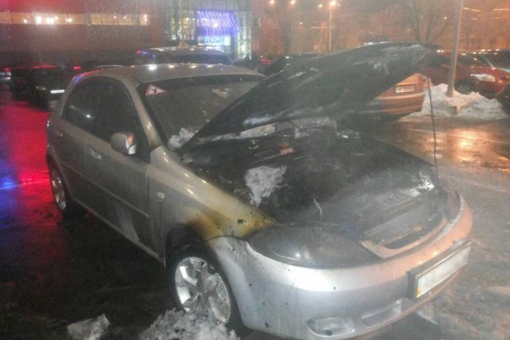 На парковке в Харькове загорелся автомоб…