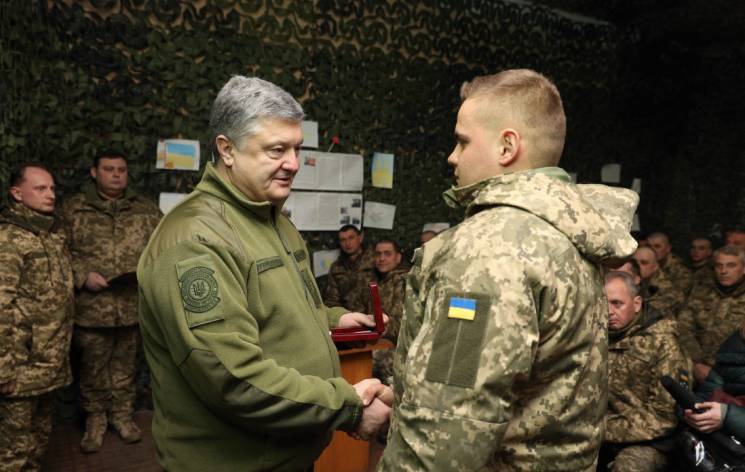 Порошенко на Донбассе наградил 12 украин…