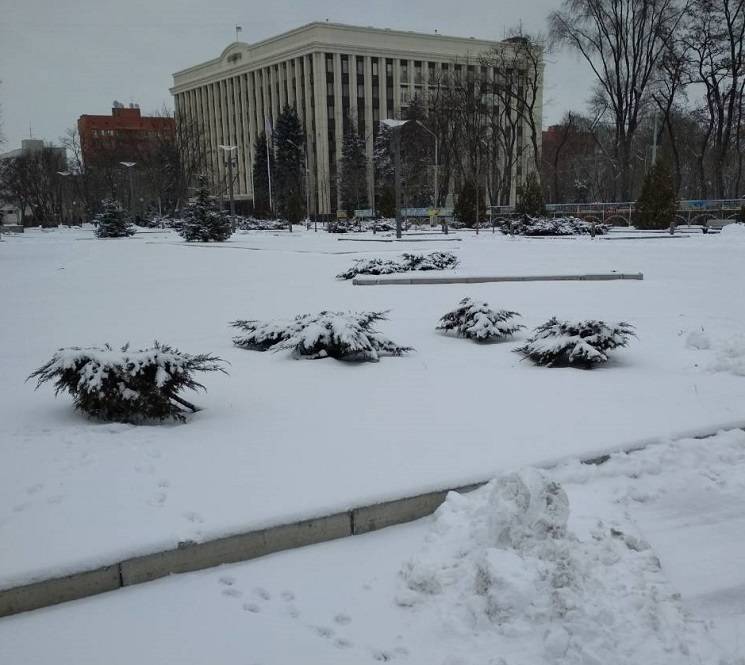 В Днипре снова зима: Город накрыло снего…