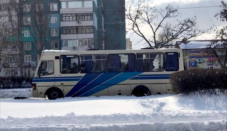 В Каменском автобус с пассажирами во вре…