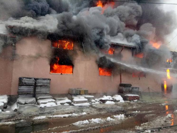 На Закарпатье в помещении торгового центра вспыхнул масштабный пожар