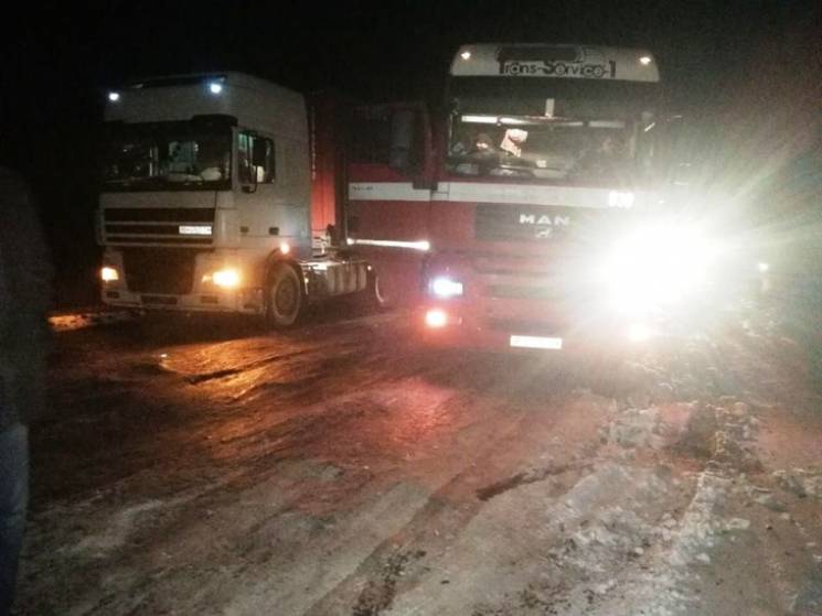 На Дніпропетровщині дві вантажівки застр…